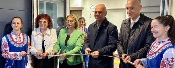 Министър Красимир Вълчев и кметът Костадин Димитров откриха обновеното общежитие на ЕГ „Иван Вазов“